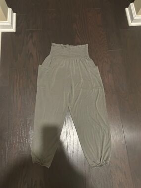Woman’s Olive Green Smocked Waist Pants